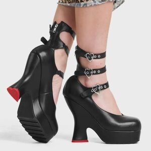 NIB LAMODA NO APOLOGY CHUNKY HEART SHAPED ACCENT HEELED PLATFORM BOOTS